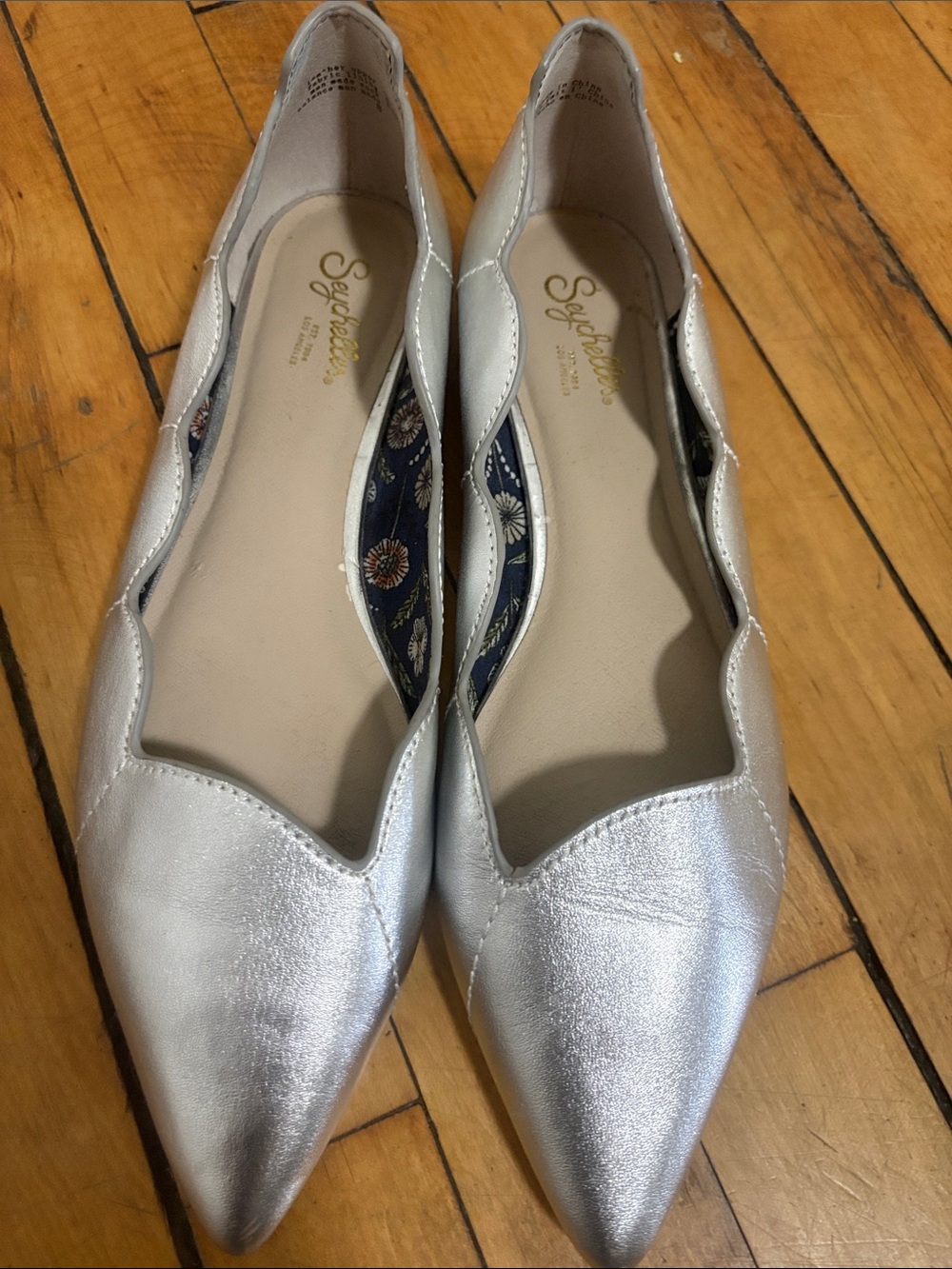 Seychelles Metallic Silver Pointed-Toe Scalloped Flats, Size 8